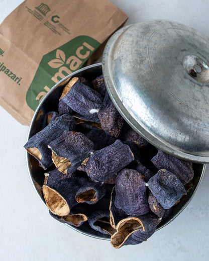 Metal kasede sunulan kuru patlıcanlar ve Almacı Pazarı kesekağıdı, güneşte kurutulmuş, içi oyulmuş ve ince kabuklu doğal Antep dolmalığı.