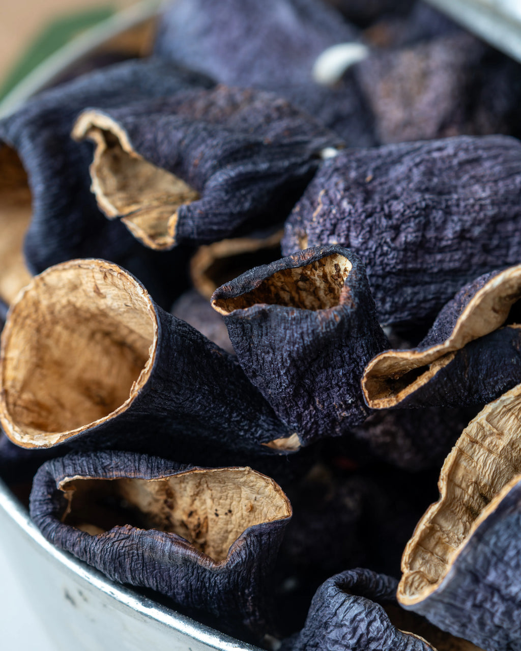 Metal kasede sunulan kuru patlıcanlar ve Almacı Pazarı kesekağıdı, güneşte kurutulmuş, içi oyulmuş ve ince kabuklu doğal Antep dolmalığı.