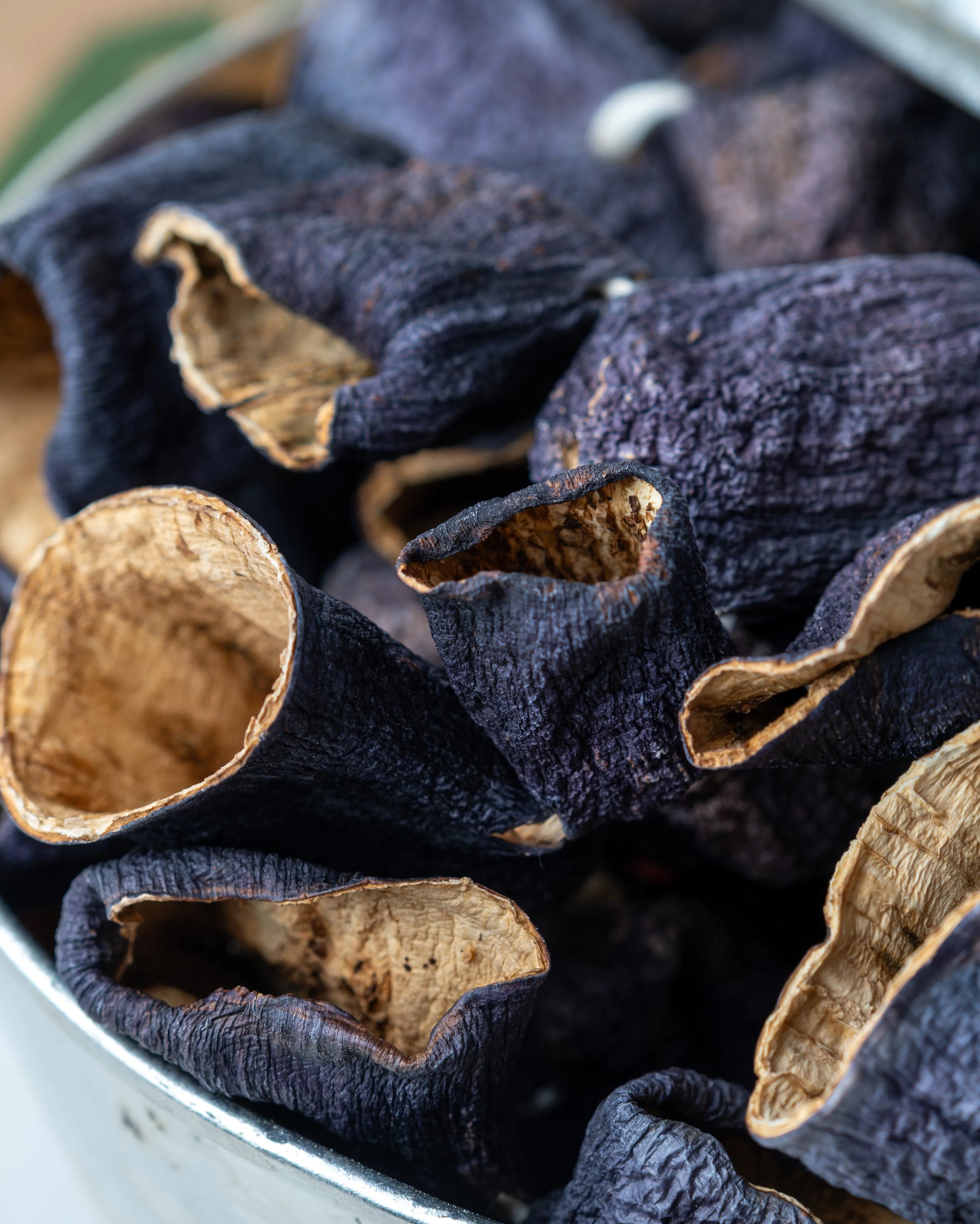 Metal kasede sunulan kuru patlıcanlar ve Almacı Pazarı kesekağıdı, güneşte kurutulmuş, içi oyulmuş ve ince kabuklu doğal Antep dolmalığı.