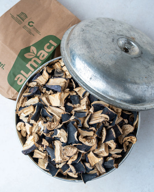 Metal kasede sunulan doğranmış kuru patlıcan, güneşte kurutulmuş siyah kabuklu ve beyaz içli, musakka ve tencere yemekleri için kışlık sebze.