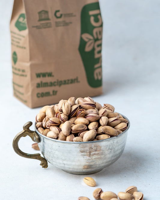 Almacı Pazarı lüks duble Antep fıstığı, gümüş kase içinde sunulan iri taneli ve çıtlamış taze kavrulmuş Gaziantep fıstığı.