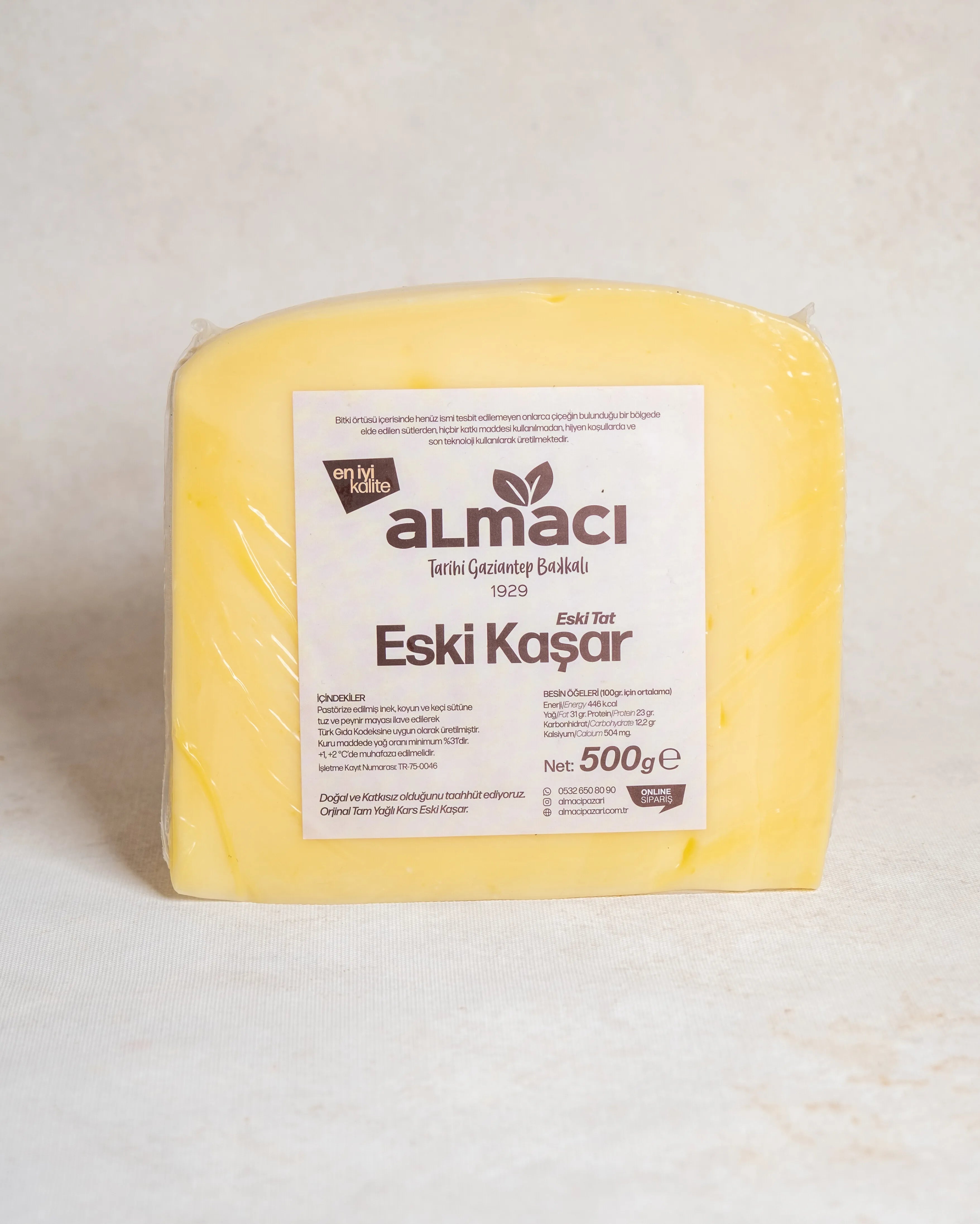 Yakından görünüm üçgen dilim eski kaşar, sert dış kabuğu ve koyu sarı iç yapısıyla bilinen, fermente edilmiş tam yağlı olgun peynir.