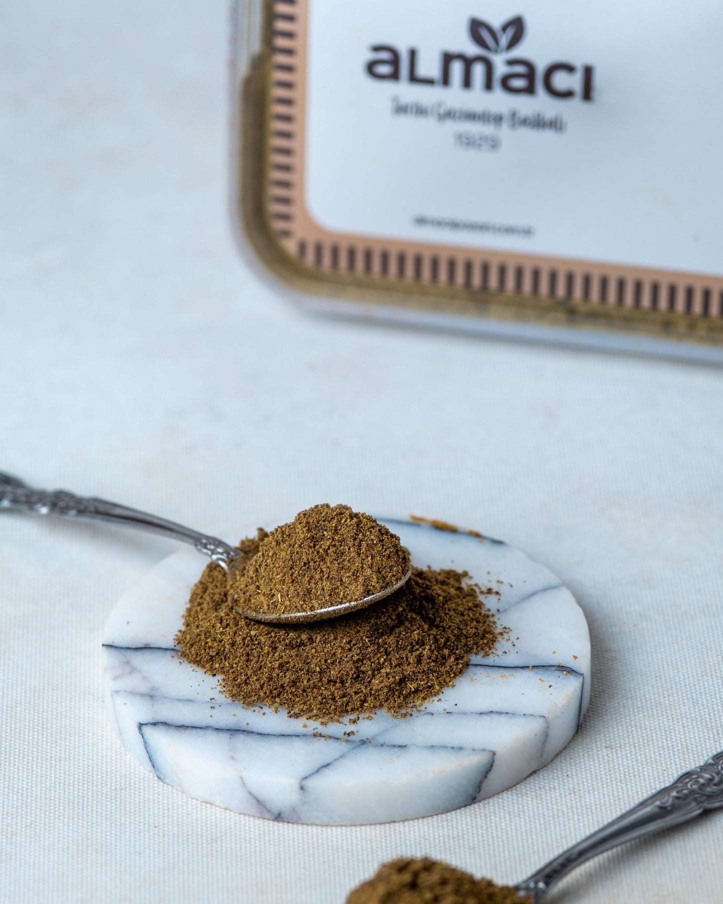 Paketli et ve köfte baharatı sunumu, ızgara ve anne köftesi yapımında kullanılan özel harmanlanmış baharat.