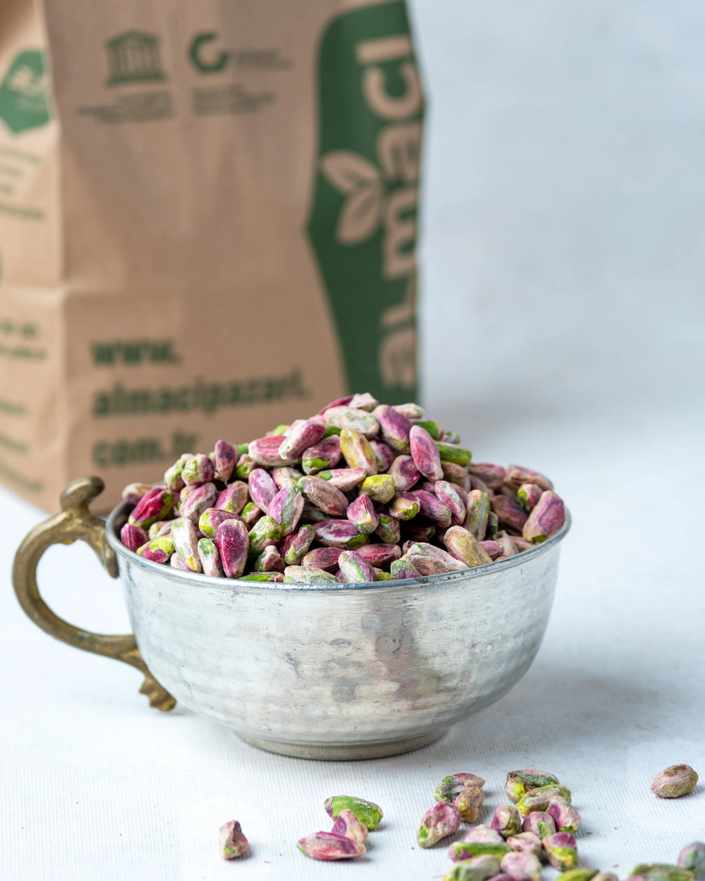 Yakından görünüm kırmızı iç Antep fıstığı, pembe zarlı ve yeşil içli tam olgunlaşmış ayıklanmış kuruyemiş taneleri.