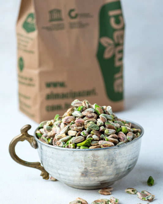 Yakından görünüm yeşil iç Antep fıstığı, baklava ve tatlı yapımında kullanılan yoğun aromalı erken hasat boz iç detayları.