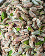 Yakından görünüm yeşil iç Antep fıstığı, baklava ve tatlı yapımında kullanılan yoğun aromalı erken hasat boz iç detayları.