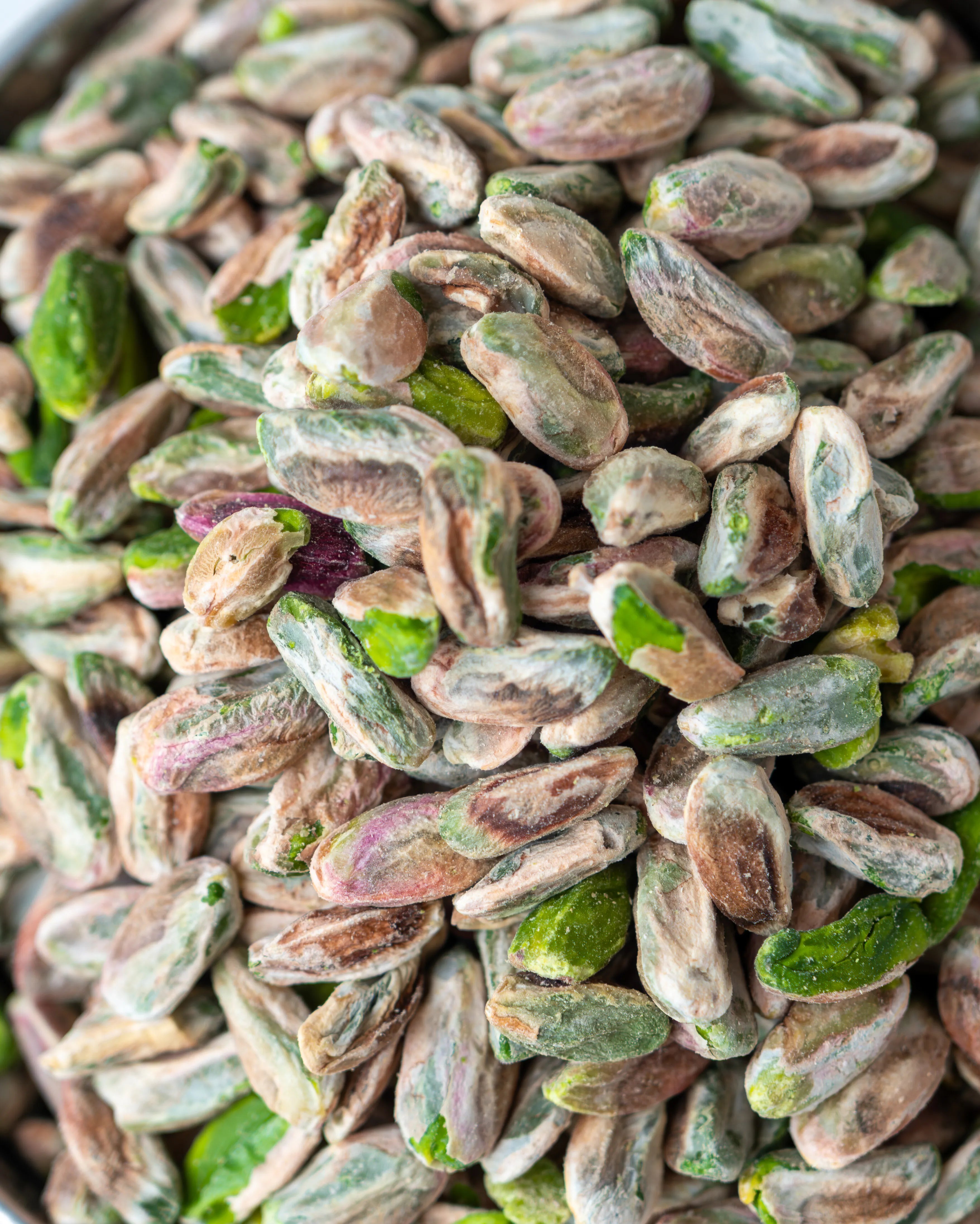 Yakından görünüm yeşil iç Antep fıstığı, baklava ve tatlı yapımında kullanılan yoğun aromalı erken hasat boz iç detayları.