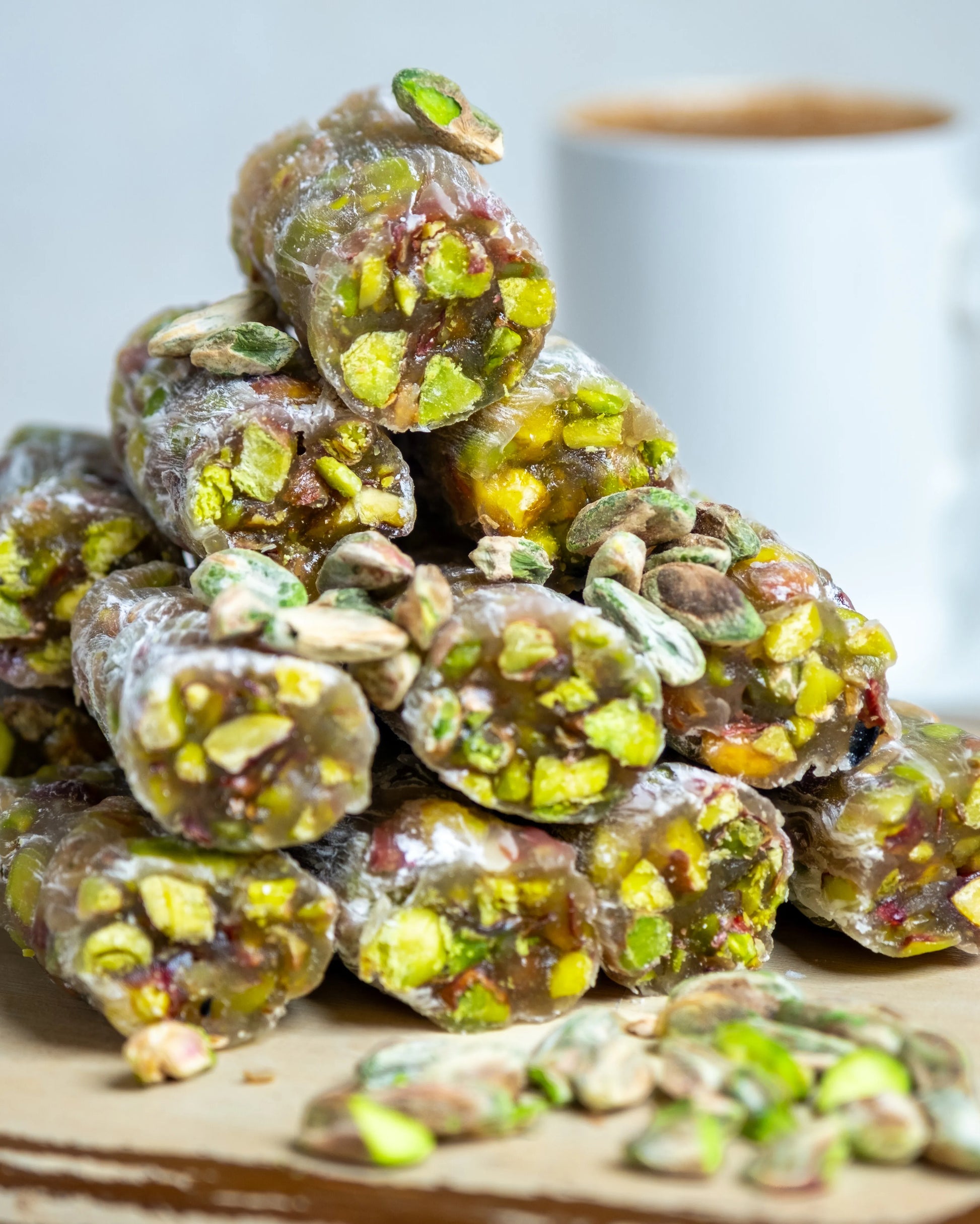 Üst üste dizilmiş fitil lokumlar ve üzerine serpiştirilen Antep fıstıkları, içi dışı fıstık kaplı geleneksel Türk tatlısı.