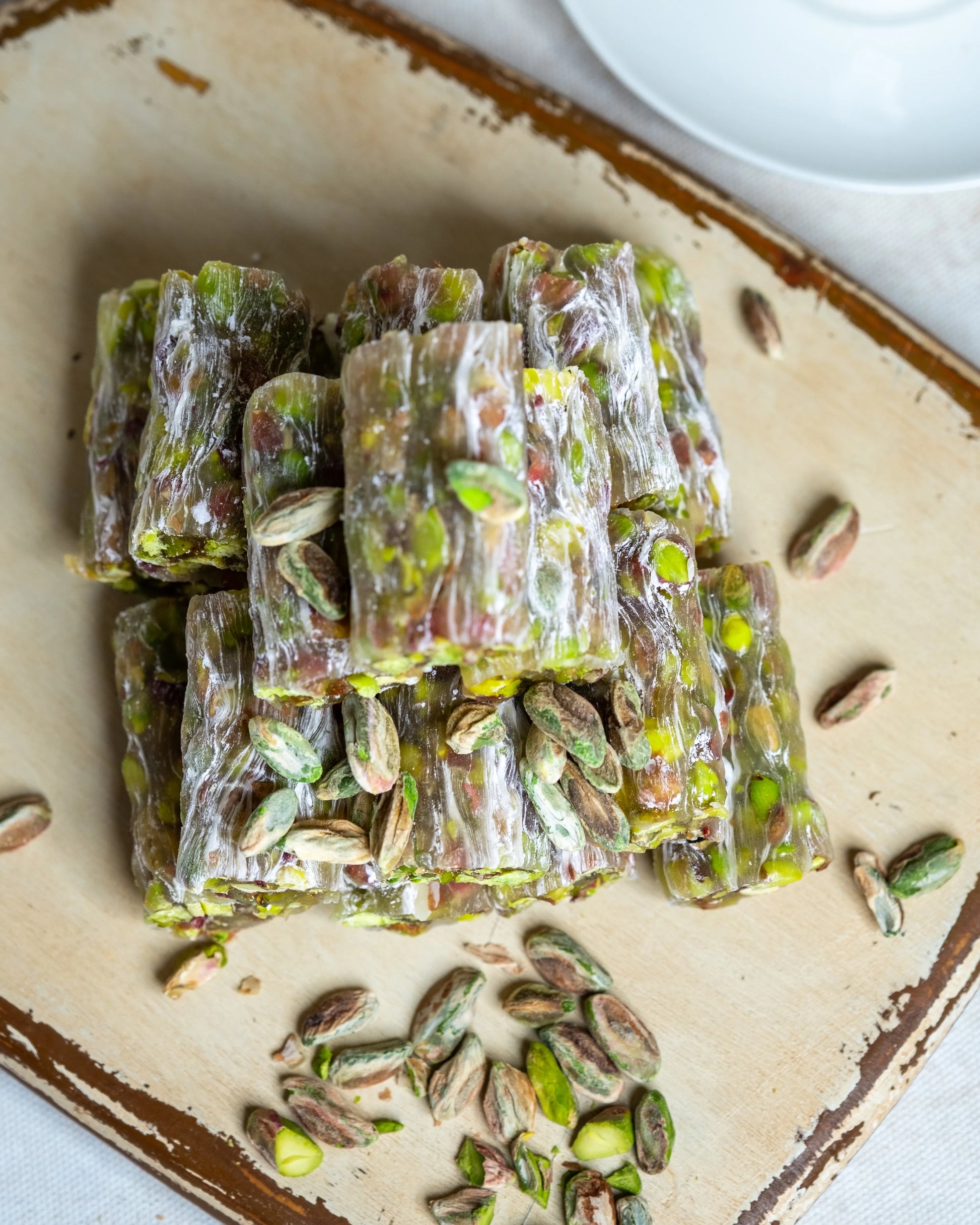 Üst üste dizilmiş fitil lokumlar ve üzerine serpiştirilen Antep fıstıkları, içi dışı fıstık kaplı geleneksel Türk tatlısı.