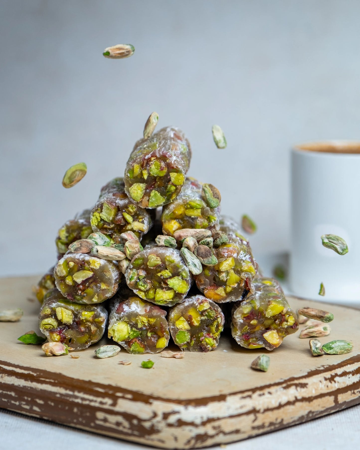 Üst üste dizilmiş fitil lokumlar ve üzerine serpiştirilen Antep fıstıkları, içi dışı fıstık kaplı geleneksel Türk tatlısı.