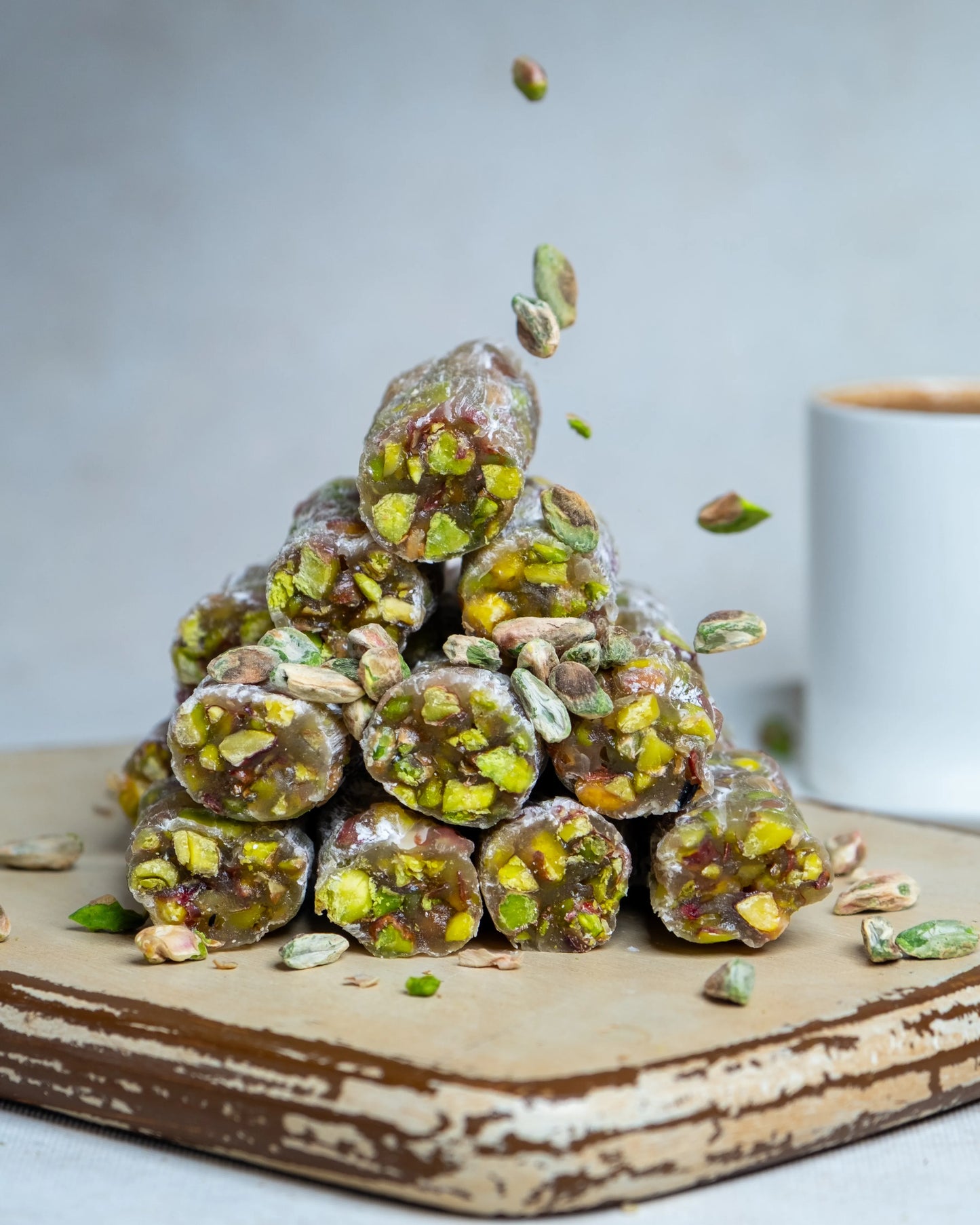 Üst üste dizilmiş fitil lokumlar ve üzerine serpiştirilen Antep fıstıkları, içi dışı fıstık kaplı geleneksel Türk tatlısı.