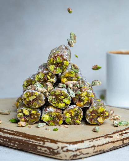 Üst üste dizilmiş fitil lokumlar ve üzerine serpiştirilen Antep fıstıkları, içi dışı fıstık kaplı geleneksel Türk tatlısı.