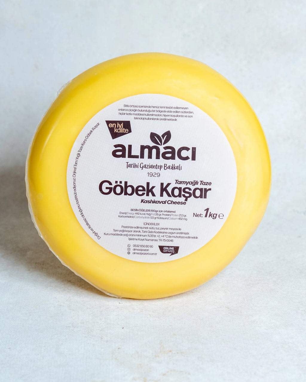 Almacı Pazarı yuvarlak göbek kaşar peyniri ve dilimleri, tam yağlı süt içeriğiyle tostlarda mükemmel eriyen taze kaşar.