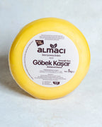 Almacı Pazarı yuvarlak göbek kaşar peyniri ve dilimleri, tam yağlı süt içeriğiyle tostlarda mükemmel eriyen taze kaşar.
