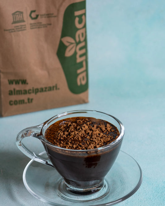 Fincanda sıcak suyla hazırlanan granül kahve, yoğun aromalı ve pratik içimli sabah kahvesi sunumu.
