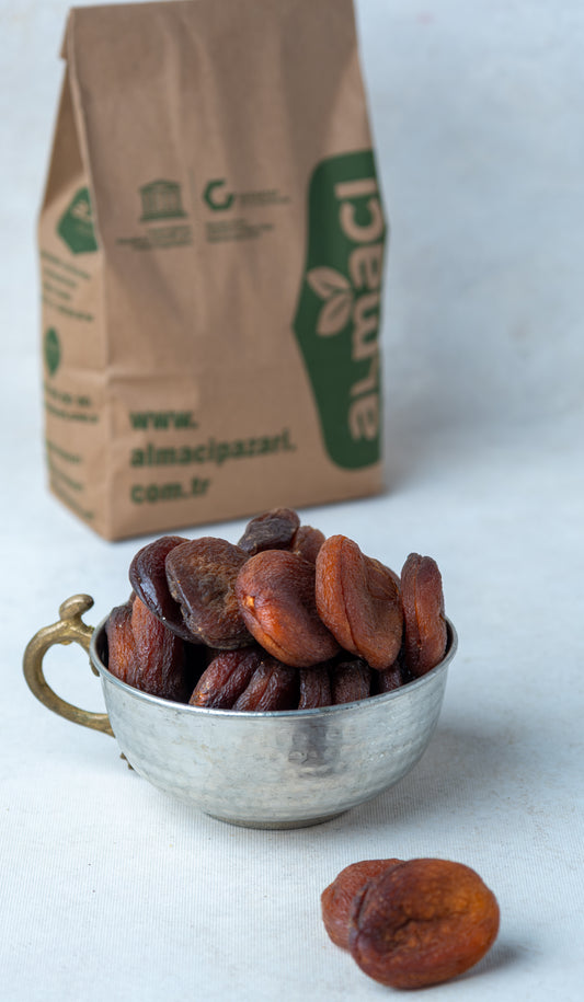 Yakından görünüm gün kurusu kayısı, kükürtlenmeden güneşte kurutulmuş koyu renkli, şekerpare tadında doğal Malatya kayısısı.