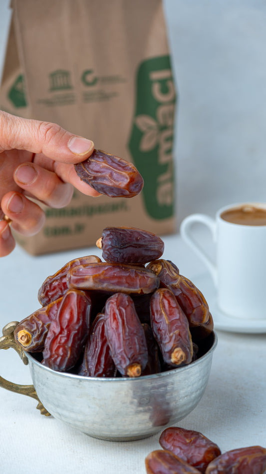 Yakından görünüm Mebrum cinsi hurma, ince kabuklu, etli ve lifli yapısıyla bilinen, kızıl kahve renginde doğal Medine hurması.