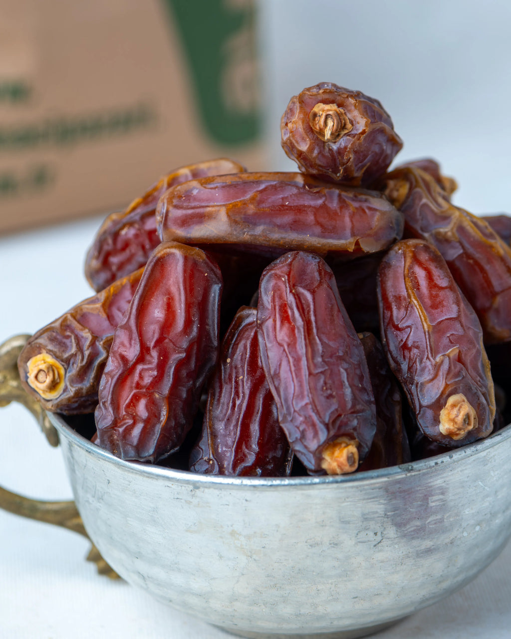 Yakından görünüm Mebrum cinsi hurma, ince kabuklu, etli ve lifli yapısıyla bilinen, kızıl kahve renginde doğal Medine hurması.