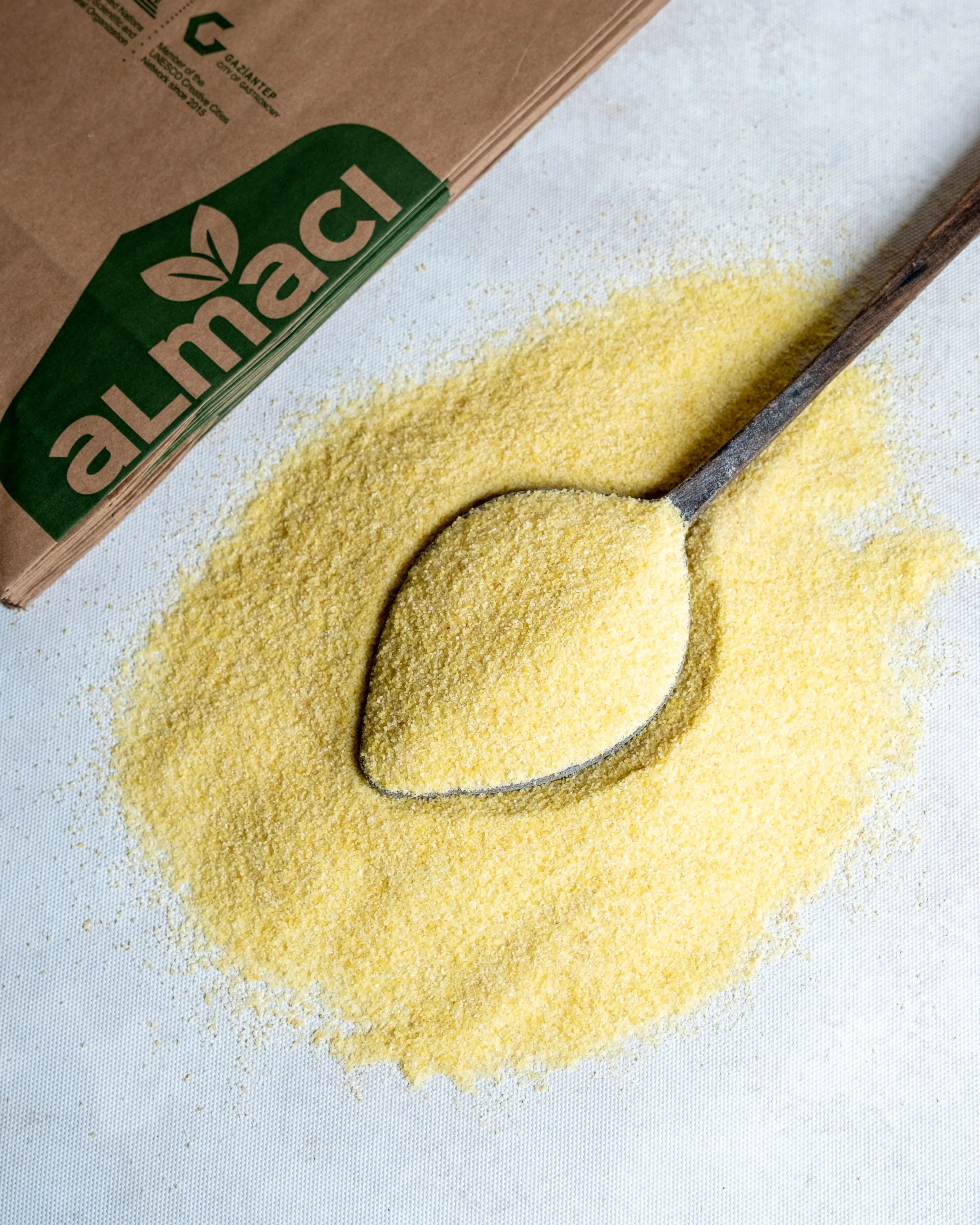 Paketli irmik sunumu, helva ve sütlü tatlı yapımı için kullanılan altın sarısı durum buğdayı irmiği.