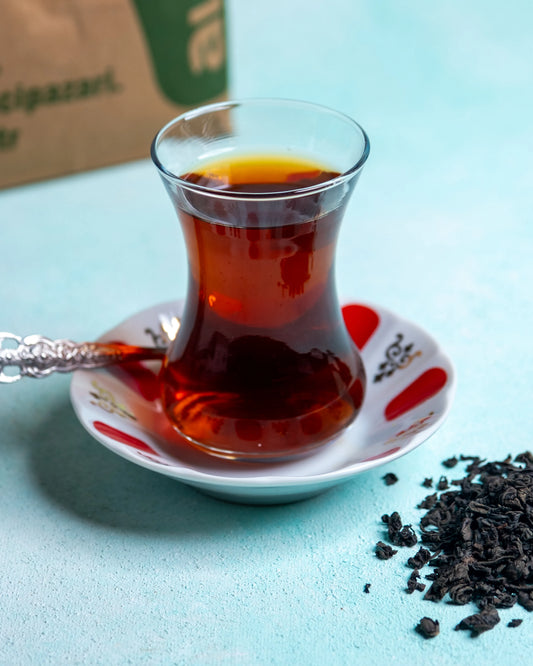 İnce belli bardakta kaçak çay sunumu, yoğun demi ve sert içimiyle bilinen Doğu usulü saf Seylan çayı.