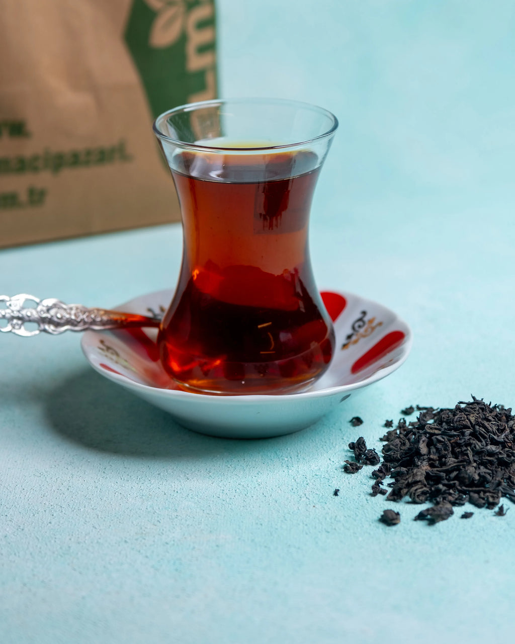 İnce belli bardakta kaçak çay sunumu, yoğun demi ve sert içimiyle bilinen Doğu usulü saf Seylan çayı.