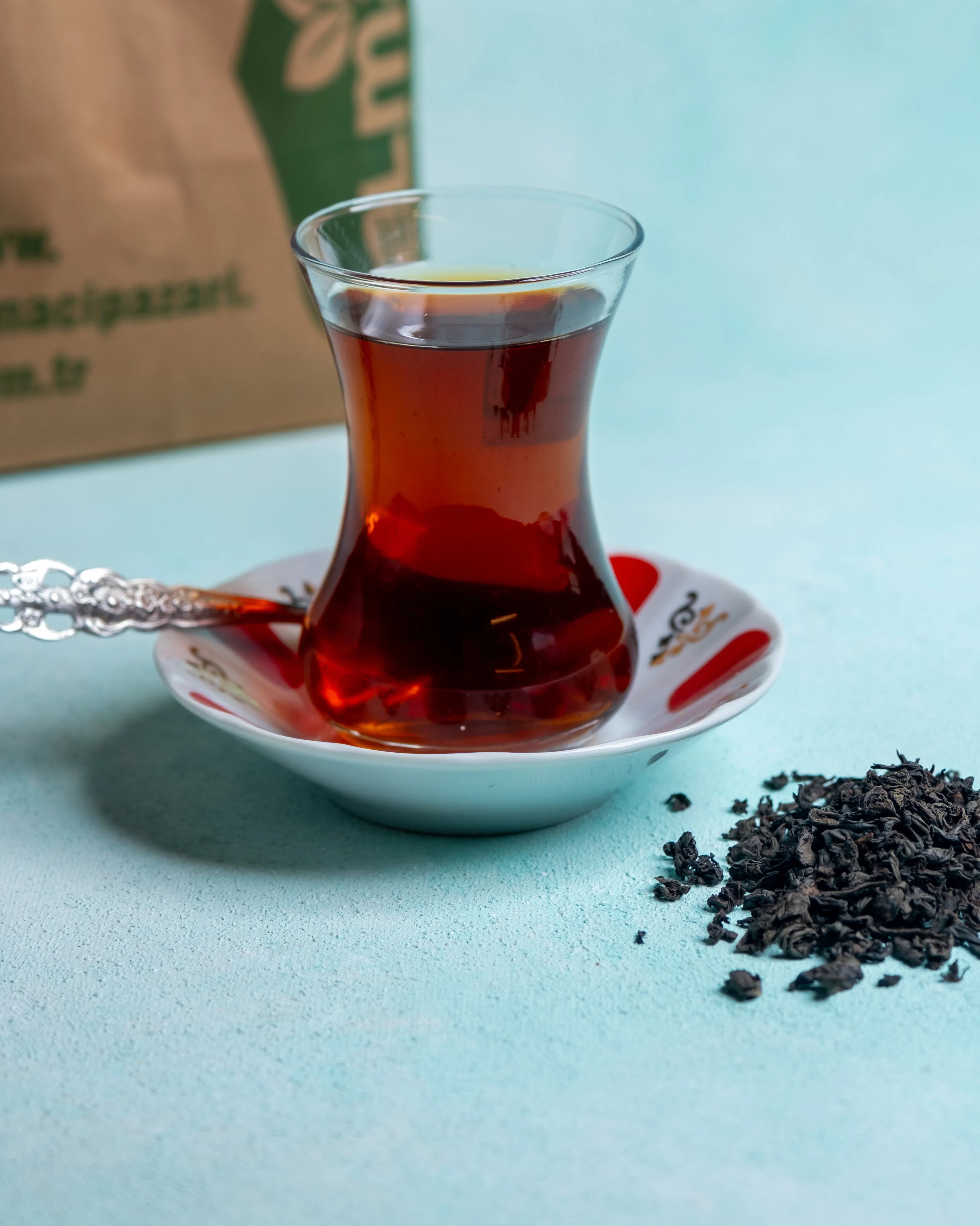 İnce belli bardakta kaçak çay sunumu, yoğun demi ve sert içimiyle bilinen Doğu usulü saf Seylan çayı.