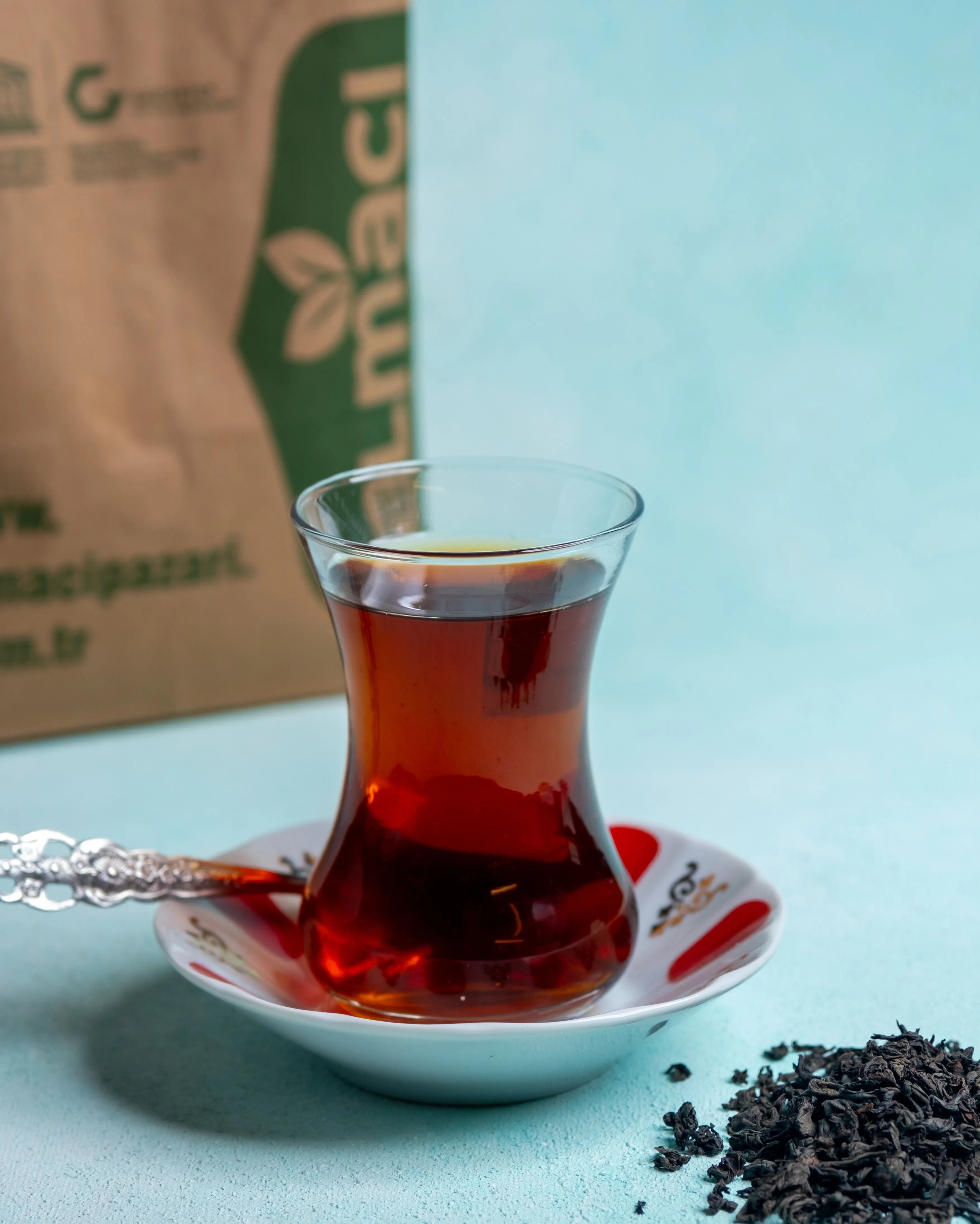 İnce belli bardakta kaçak çay sunumu, yoğun demi ve sert içimiyle bilinen Doğu usulü saf Seylan çayı.