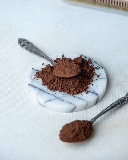 Paketli kakao sunumu, ıslak kek ve pastalar için yoğun renk veren ince öğütülmüş kakao.