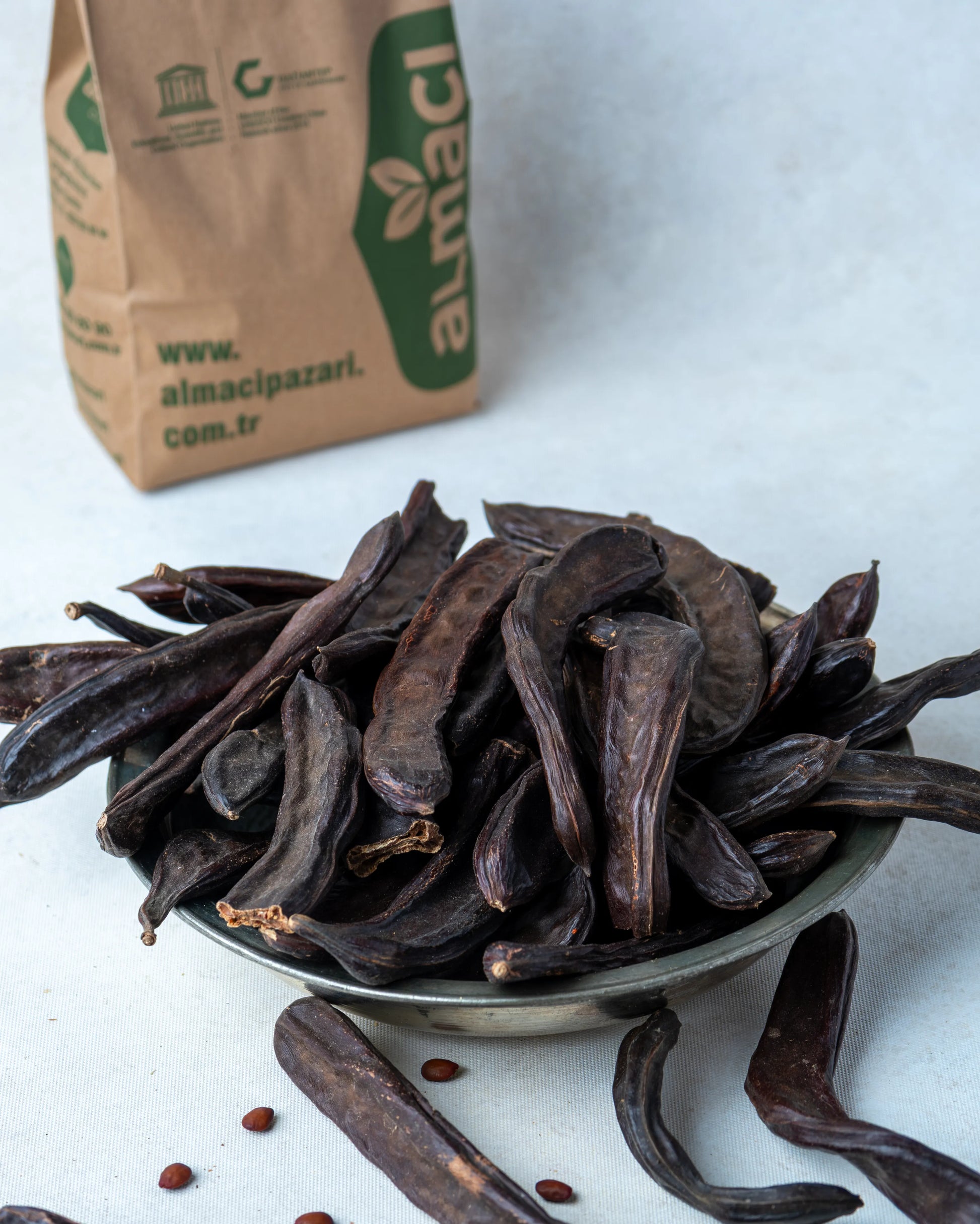 Yakından görünüm bütün keçiboynuzu, koyu kahverengi parlak yüzeyli, akciğer dostu ve doğal enerji kaynağı olarak bilinen etli harnup.