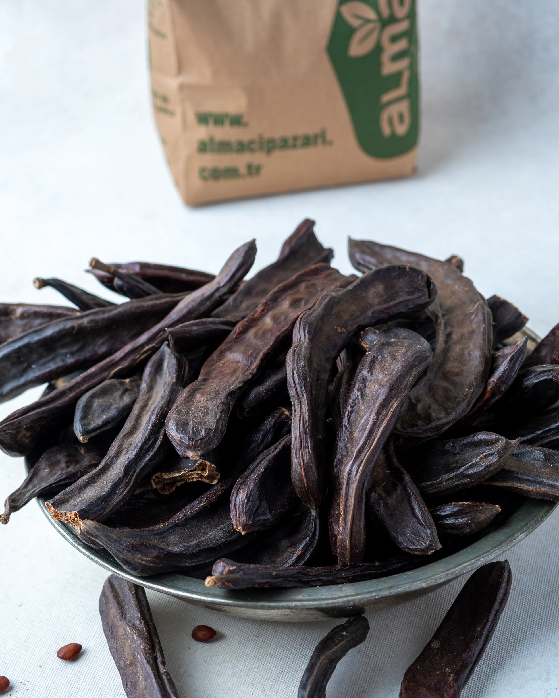 Yakından görünüm bütün keçiboynuzu, koyu kahverengi parlak yüzeyli, akciğer dostu ve doğal enerji kaynağı olarak bilinen etli harnup.