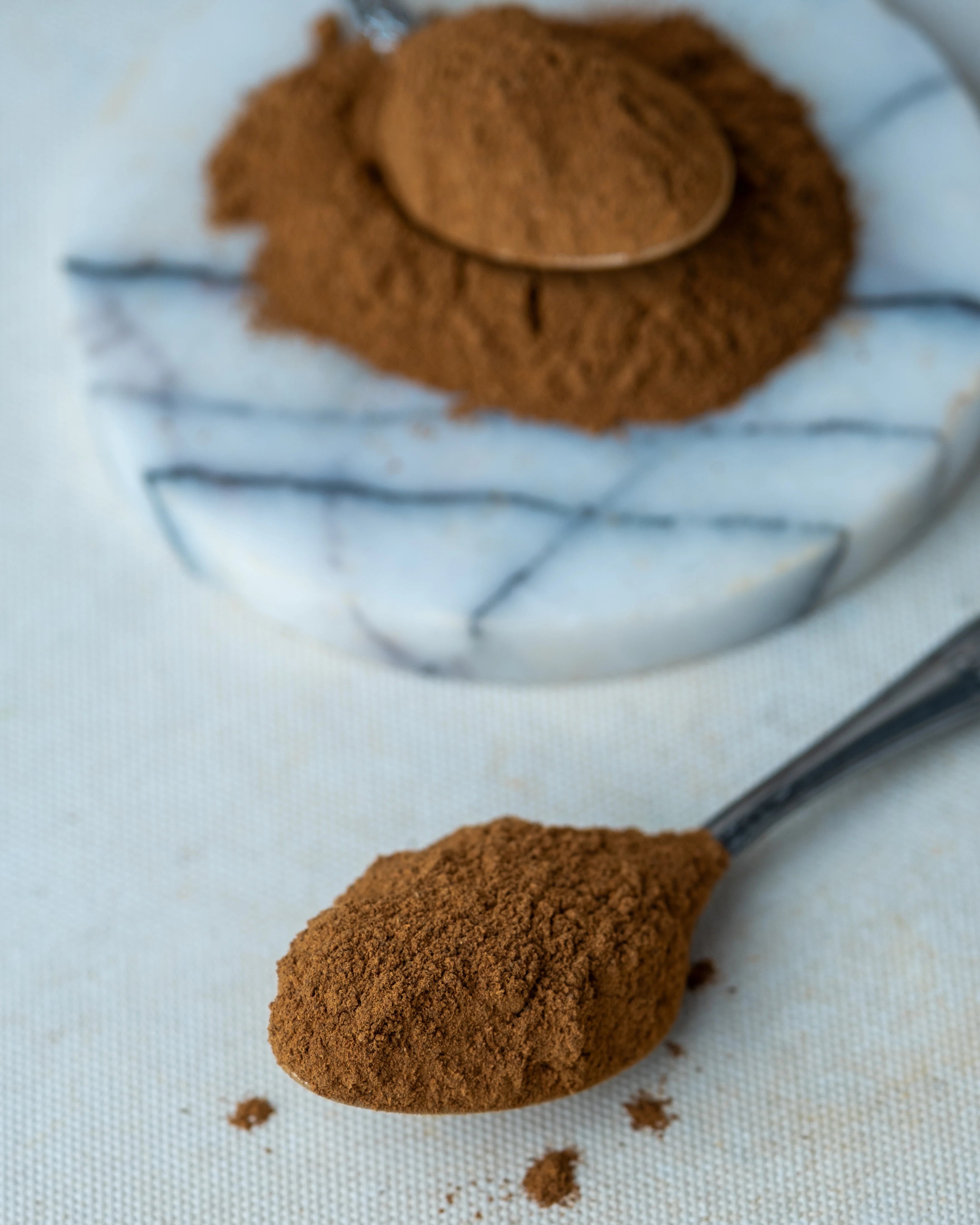Paketli keçiboynuzu tozu sunumu, bebek mamaları ve sağlıklı tatlılar için kakao alternatifi harnup unu.