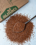 Yakından görünüm tahta kaşıkta keten tohumu, parlak kızıl kahve renkli ve bütün taneli, sindirim ve diyet için kullanılan doğal bitkisel omega 3.