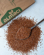 Yakından görünüm tahta kaşıkta keten tohumu, parlak kızıl kahve renkli ve bütün taneli, sindirim ve diyet için kullanılan doğal bitkisel omega 3.