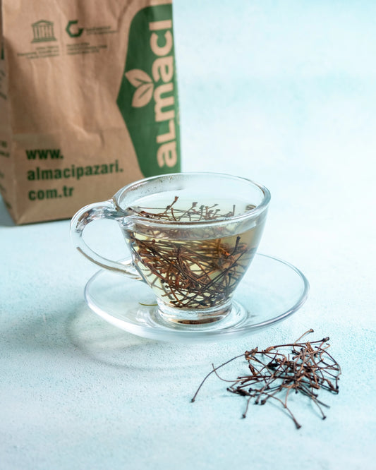 Fincanda demlenmiş kiraz sapı, vücuttaki şişkinliği ve ödemi atmaya yardımcı olan kurutulmuş bitkisel kür.