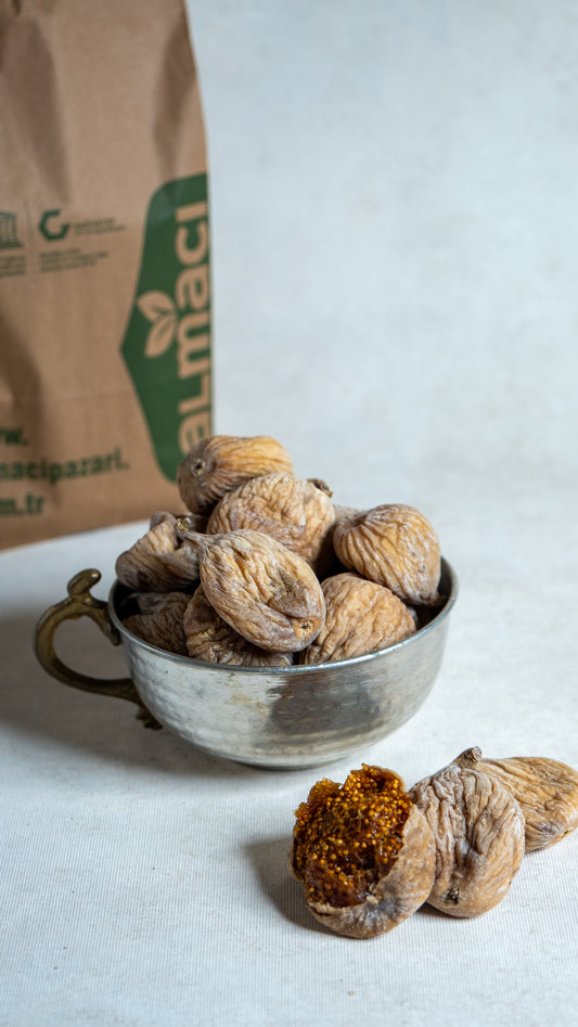 Yakından görünüm içi açılmış kuru incir, bal gibi akışkan iç dolgusu, bol çekirdeği ve ince kabuğuyla meşhur doğal Aydın dağ inciri.