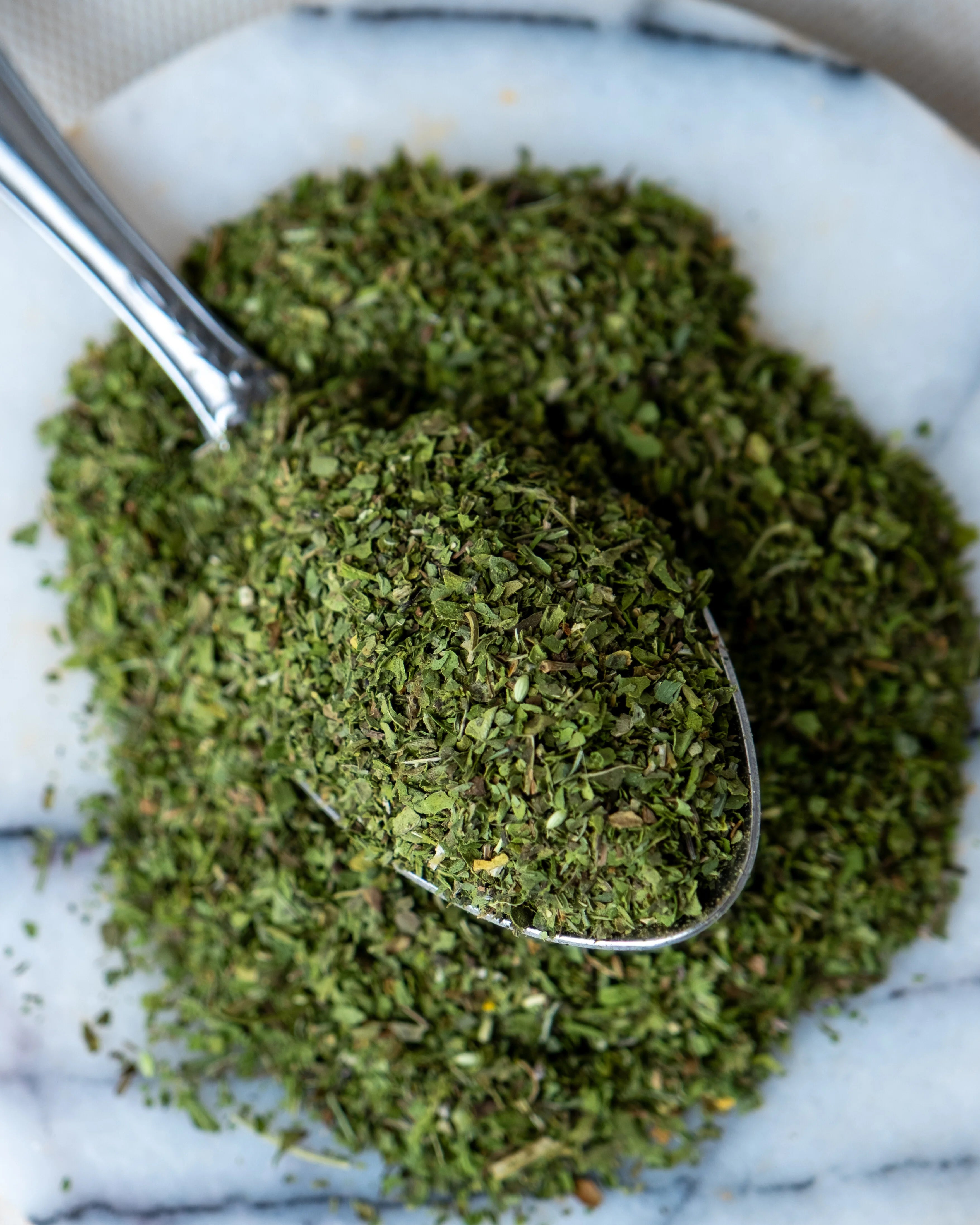 Paketli kuru nane sunumu, cacık ve çorbalara ferahlık veren canlı yeşil renkli kurutulmuş nane.