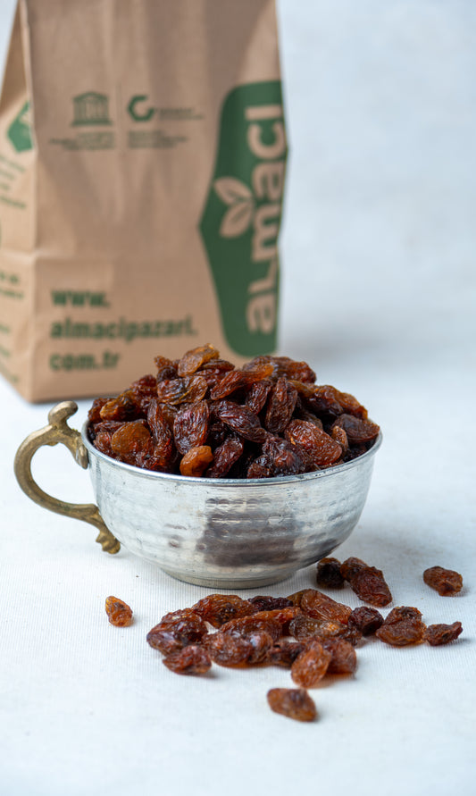 Yakından görünüm iri taneli sarı üzüm, Jumbo boy ve etli yapısıyla bilinen, çekirdeksiz ve yumuşak doğal Sultaniye üzümü.