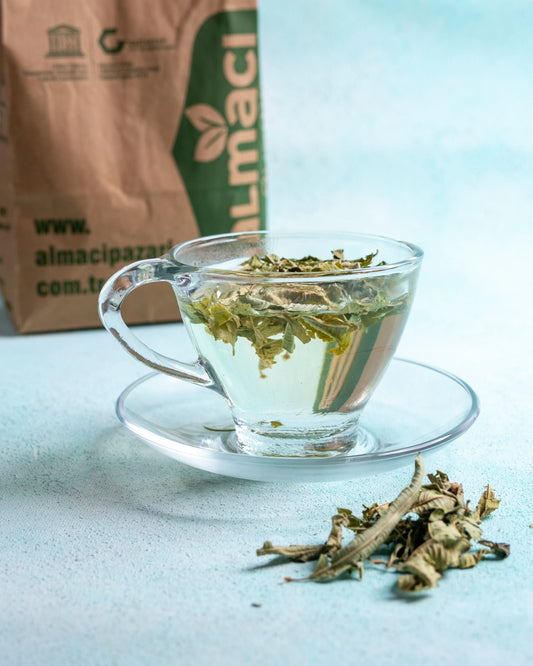 Fincanda demlenmiş melisa çayı, stres atmaya ve rahat uyumaya yardımcı olan limon kokulu sakinleştirici bitki.