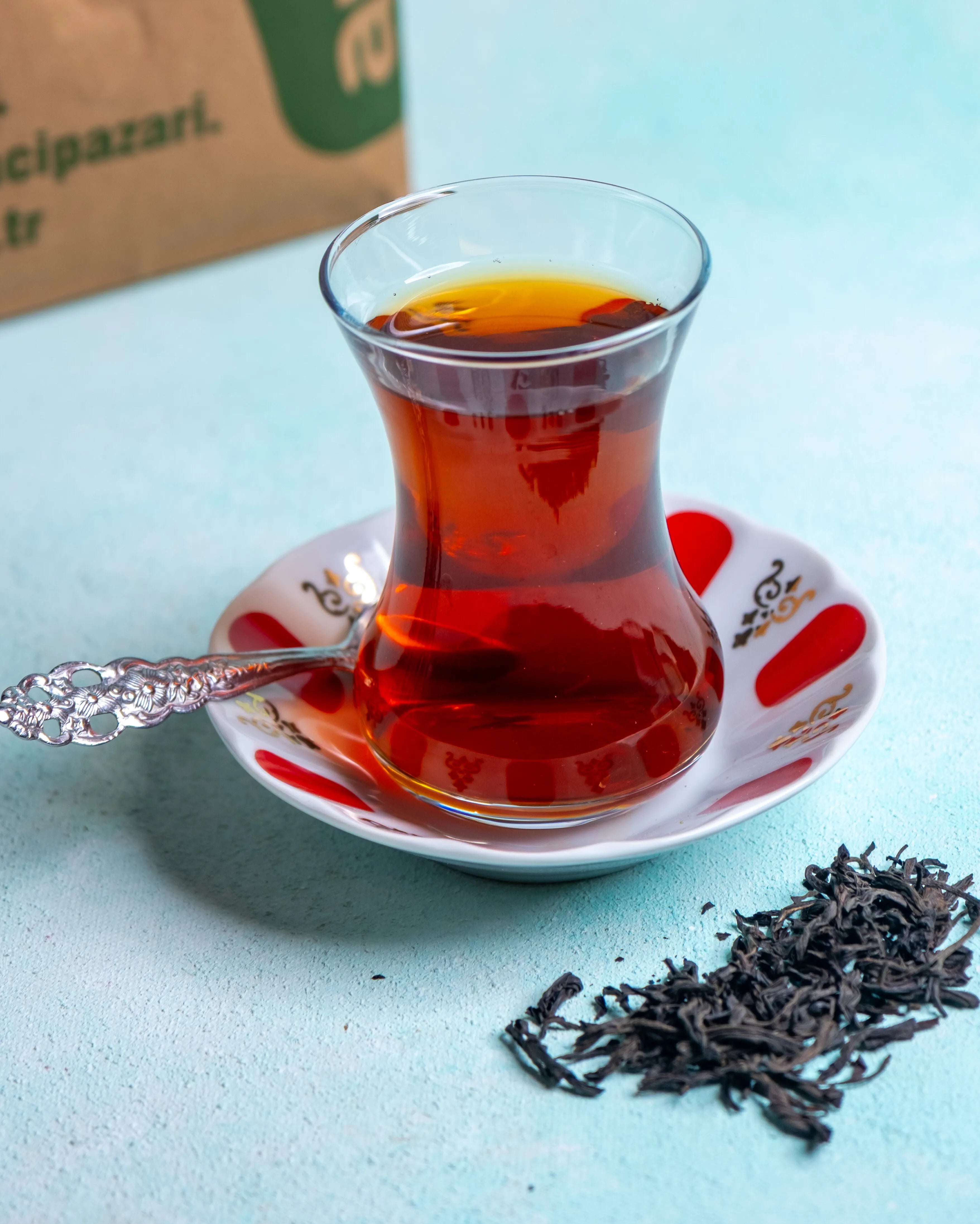 İnce belli bardakta Mevlana çayı, tavşan kanı rengi ve yoğun aromasıyla iri yapraklı ithal Seylan çayı sunumu.