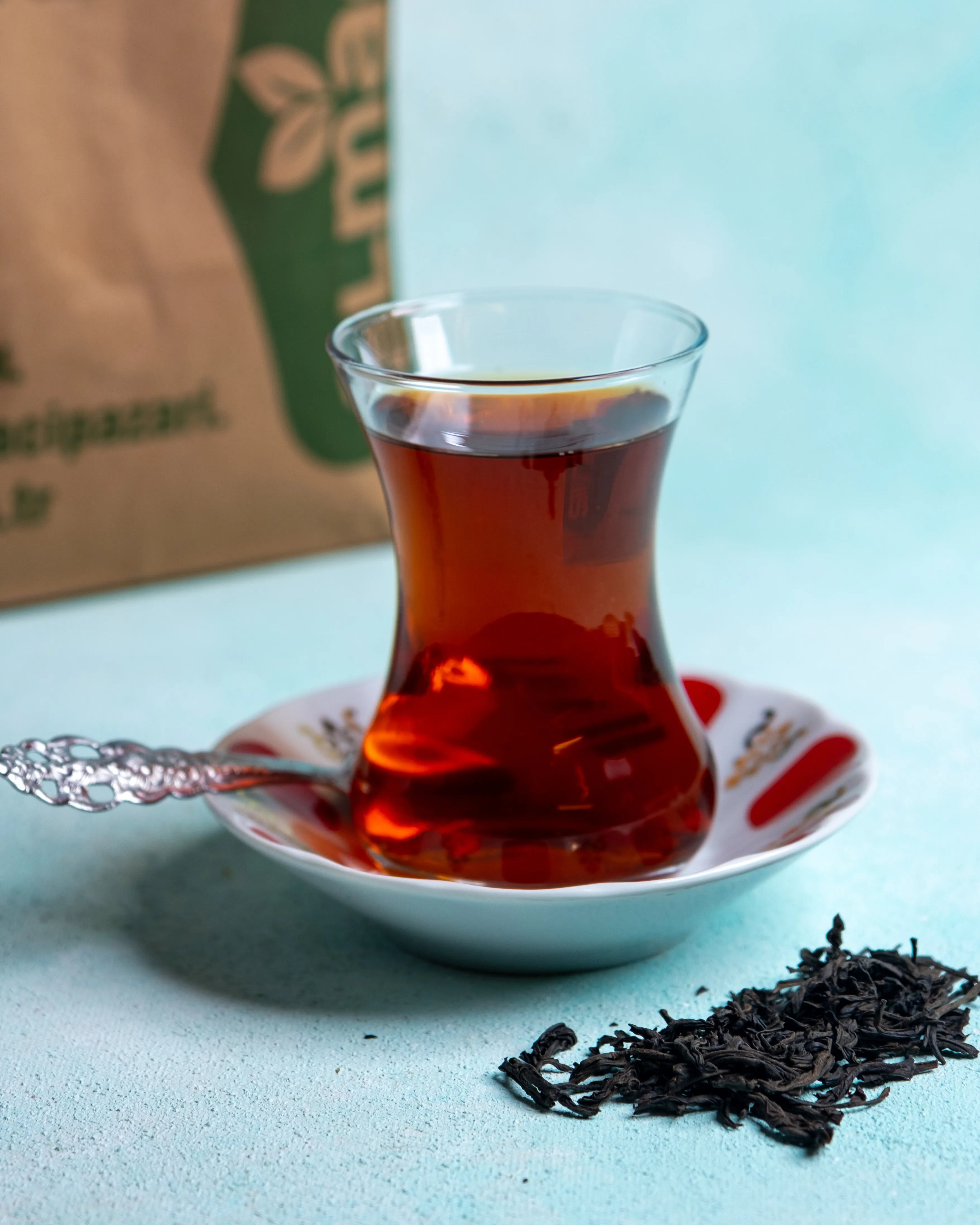 İnce belli bardakta Mevlana çayı, tavşan kanı rengi ve yoğun aromasıyla iri yapraklı ithal Seylan çayı sunumu.