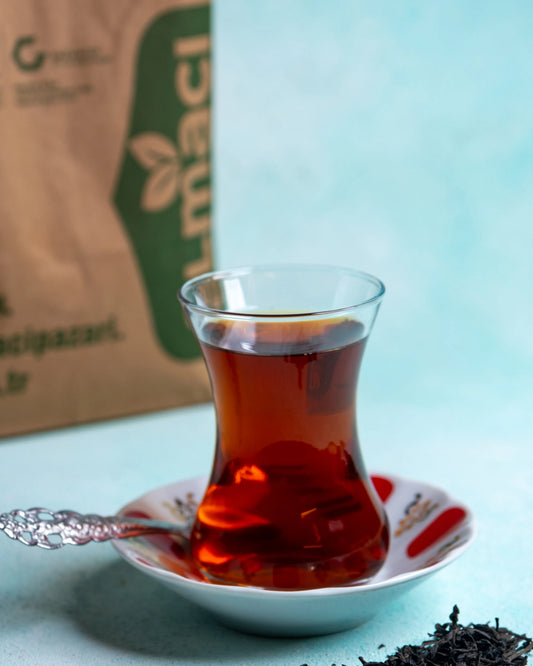 İnce belli bardakta Mevlana çayı, tavşan kanı rengi ve yoğun aromasıyla iri yapraklı ithal Seylan çayı sunumu.