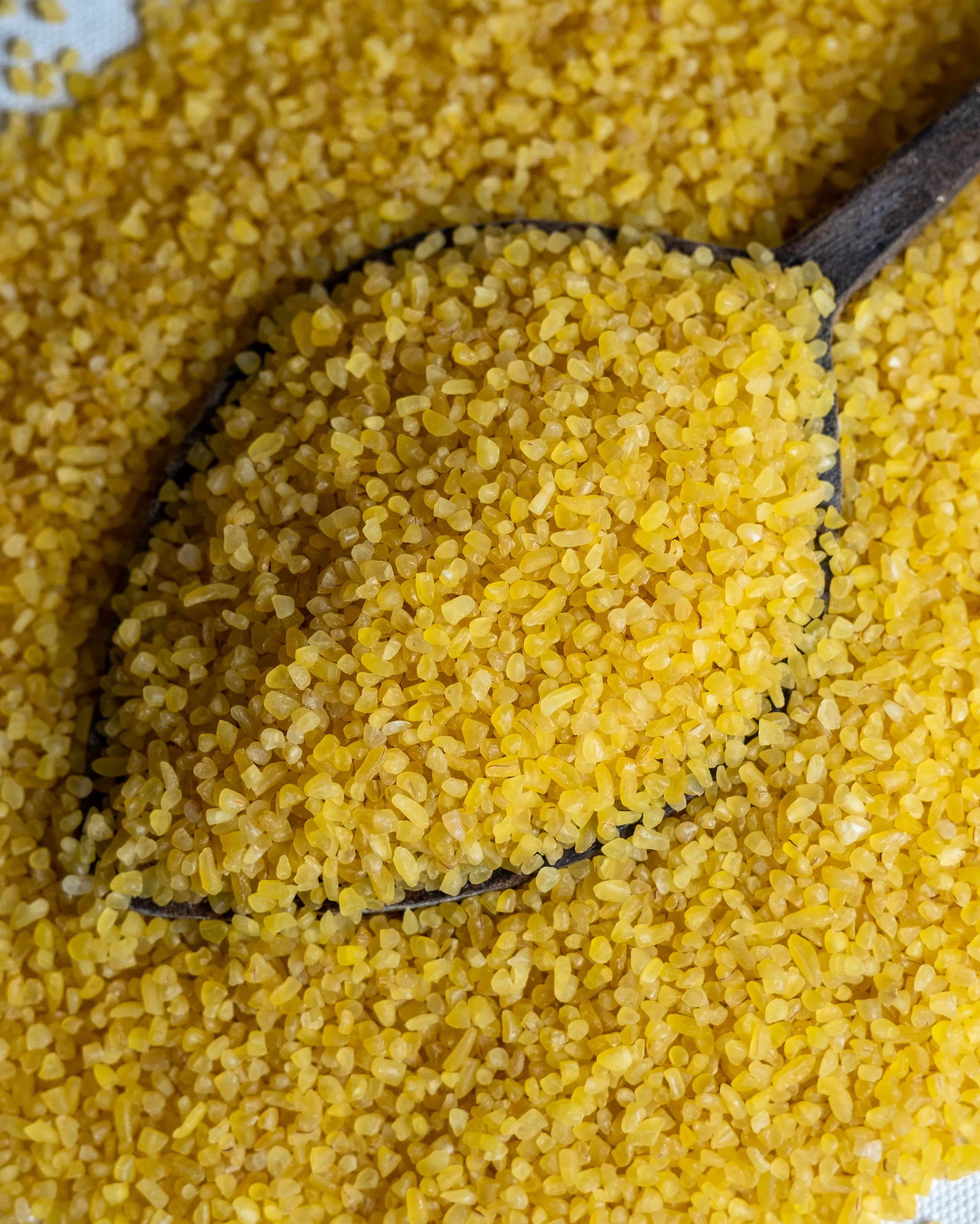 Paketli orta bulgur sunumu, dolma içi ve sulu köfte yapımında kullanılan altın sarısı lezzetli bulgur.