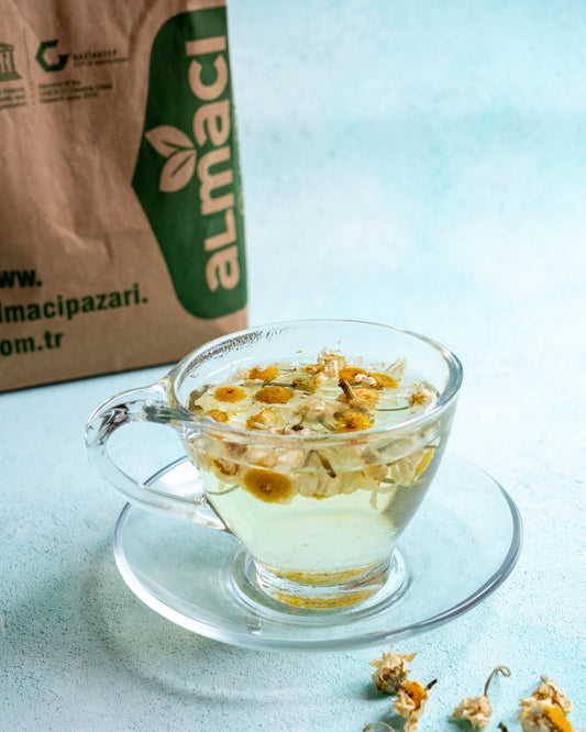 Fincanda demlenmiş papatya çayı, uykusuzluk ve stres için tüketilen sakinleştirici etkili sarı göbekli çiçekler.