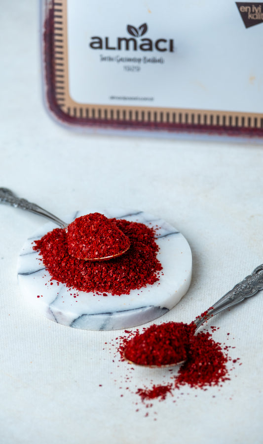 Paketli ev tipi pul biber sunumu, yemeklere ve çorbalara lezzet veren parlak ve yağlı yapıda acı pul biber.