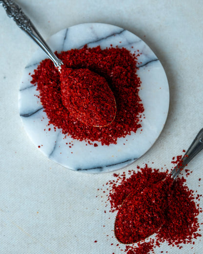 Paketli ev tipi pul biber sunumu, yemeklere ve çorbalara lezzet veren parlak ve yağlı yapıda acı pul biber.