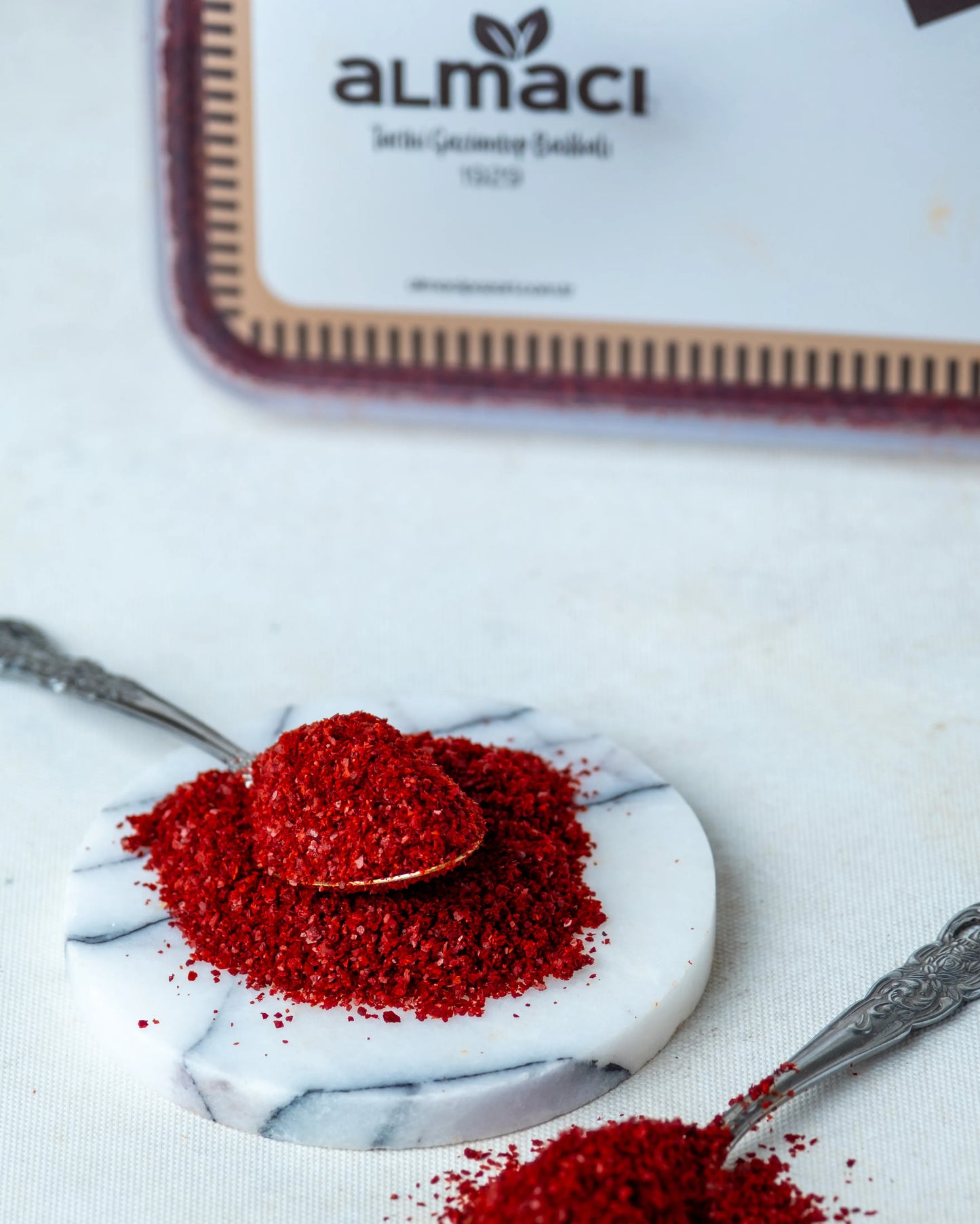 Paketli ev tipi pul biber sunumu, yemeklere ve çorbalara lezzet veren parlak ve yağlı yapıda acı pul biber.