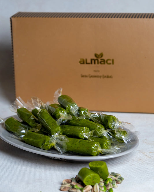 Yakından görünüm kesilmiş rulo fıstık ezmesi, içi yoğun Antep fıstığı dolgulu, katkısız ve doğal yeşil rengiyle gurme baton tatlı.