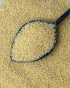 Yakından görünüm tahta kaşıkta ince bulgur (Simit), kısır ve mercimek köftesi yapımı için kullanılan altın sarısı köftelik bulgur.