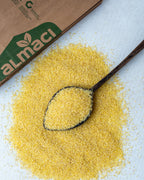 Yakından görünüm tahta kaşıkta ince bulgur (Simit), kısır ve mercimek köftesi yapımı için kullanılan altın sarısı köftelik bulgur.