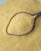Yakından görünüm tahta kaşıkta ince bulgur (Simit), kısır ve mercimek köftesi yapımı için kullanılan altın sarısı köftelik bulgur.